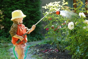 Schon den Kleinsten macht die Gartenarbeit Spaß