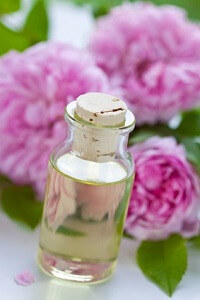 Die Damaszener Rose liefert wertvolles Öl © victoria p. - Fotolia.com